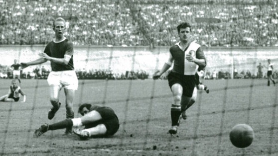 Henk Groot scoort voor Ajax tegen Feijenoord